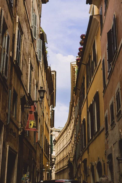 Vertikální Záběr Úzké Uličky Římě Itálie — Stock fotografie