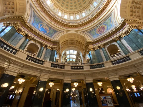 Modern bir binanın tavanındaki detayların düşük açısı.