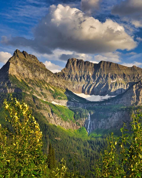 Dağlık bir manzaranın güzel bir görüntüsü.