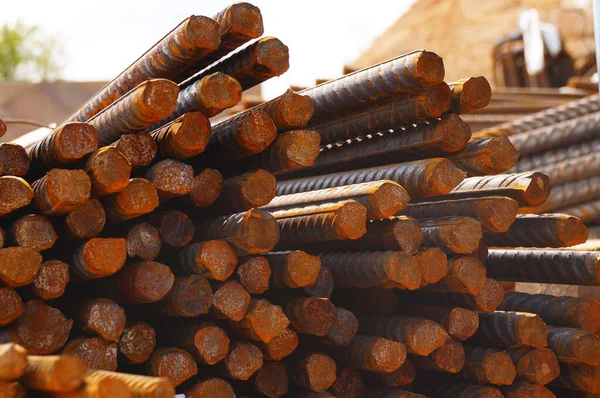 Takviye demir inşaat sahasında montaj için hazır. Paslı ve güneşli.