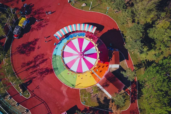 Het Bovenaanzicht Van Een Uitgaansgelegenheid Kleurrijk Dak Het Peremoga Park — Stockfoto