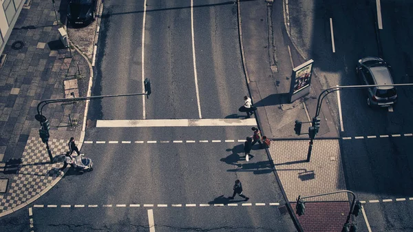 ドイツのヴッパタールの大きな交差点を歩く人々の高角度のビュー — ストック写真