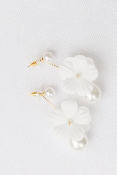 Los Elegantes Pendientes Con Flores Perlas — Foto de Stock