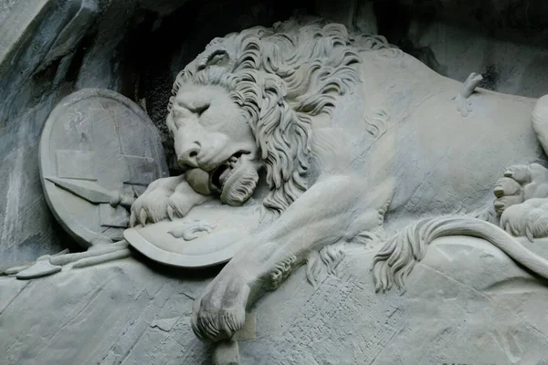瑞士卢塞恩一只奄奄一息的狮子雕塑的特写 — 图库照片