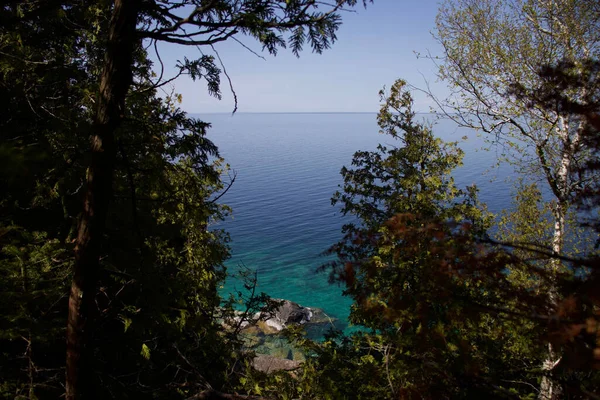 Gün ışığında berrak gökyüzünde güzel bir deniz manzarası.