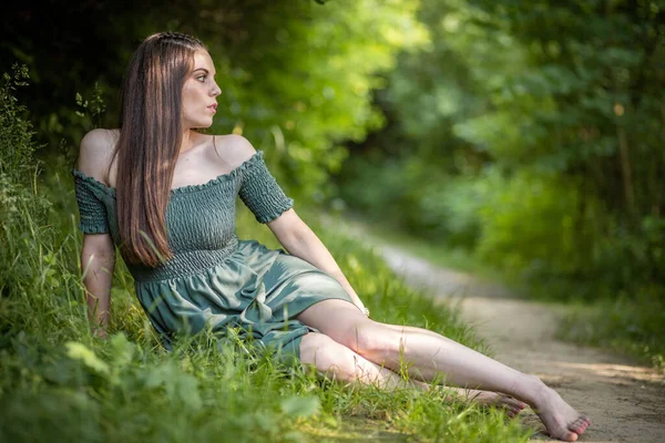 Die Schöne Frau Modell Kleid Posiert — Stockfoto