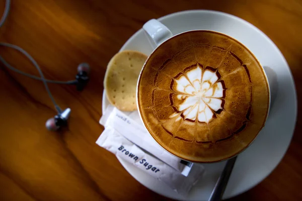 Utsikt Över Kopp Kaffe Ett Träbord Med Hörlurar — Stockfoto