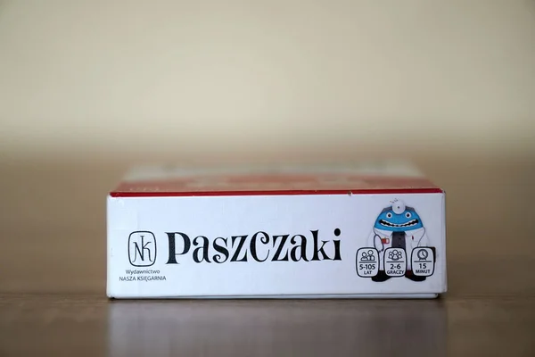 テーブルの上の箱に子供の思考を開発するためのポーランドのPaszczakiカードゲームの閉鎖 — ストック写真