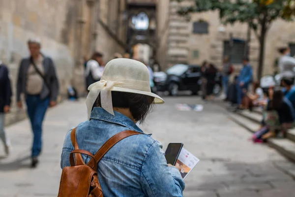 在巴塞罗那 西班牙 著名的哥特式桥Pont Del Bisbe上 拉丁游客正在查看她的手机 — 图库照片