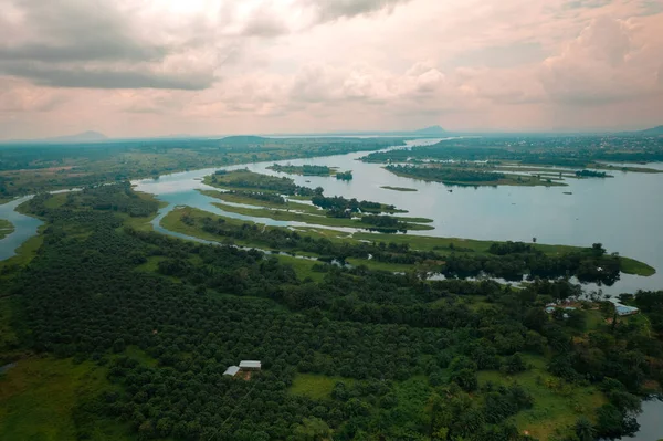 Вид Воздуха Озеро Окруженное Зелеными Деревьями Облачным Небом — стоковое фото