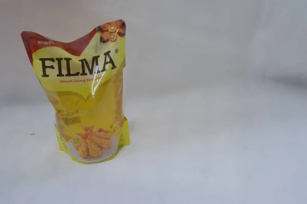 Filmaverpacktes Speiseöl Auf Weißem Hintergrund — Stockfoto
