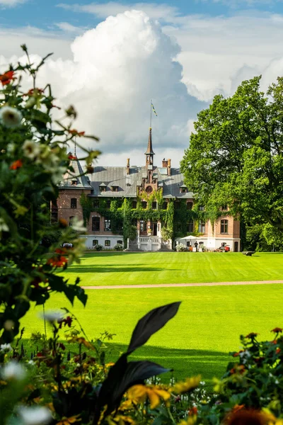 Güzel bahçeli bir Sofiero Sarayı 'nın dikey görüntüsü, İsveç.