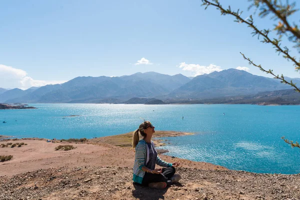 Una Hermosa Vista Lago Rodeado Montañas Mujeres Practicando Yoga Primer — Foto de Stock