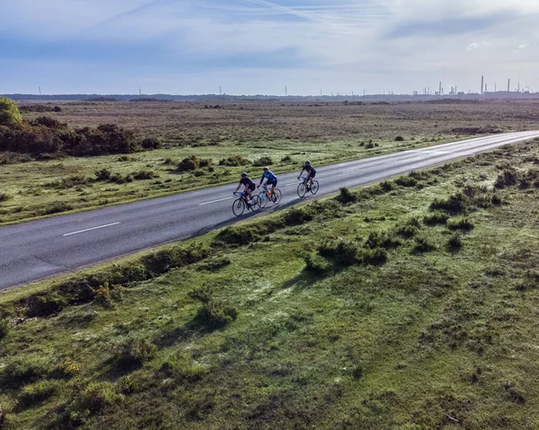 Велосипедисти Їздять Вздовж Відкривають Сільську Дорогу Сонячний День — стокове фото