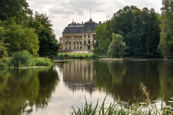 Pszczyna kalesinin ya da Pless kalesinin göldeki yansıması.