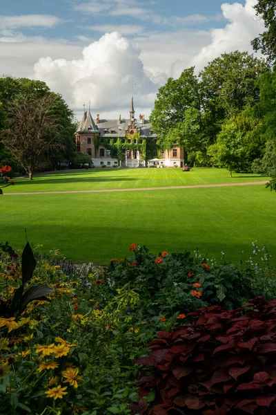 Zdjęcie Pionowe Pałacu Sofiero Pięknym Ogrodem Szwecja — Zdjęcie stockowe