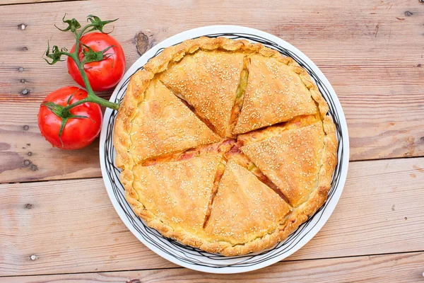 Kaplanmış pizza, aromatik tereyağı ve ince unla kaplanmış, bu puf böreği pizzanın tüm lezzetini ve tadını içeriyor.