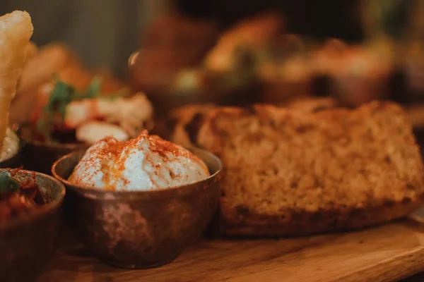 Een Closeup Van Heerlijk Eten Een Tafel Een Restaurant — Stockfoto