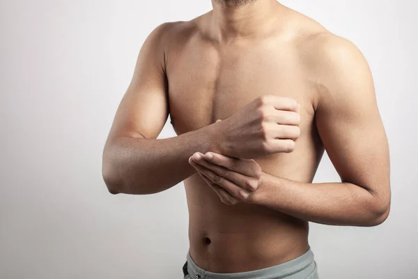 Shirtless Νεαρός Καυκάσιος Άνδρας Αρπάζει Τον Καρπό Πόνο Λευκό Φόντο — Φωτογραφία Αρχείου