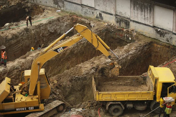 09-Aralık-2020, Bangladeş, Dhaka. Kazı çalışmalarına devam ediliyor..