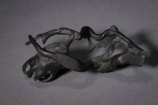 中国の灰色の背景に枝を描いた黒い彫刻 — ストック写真