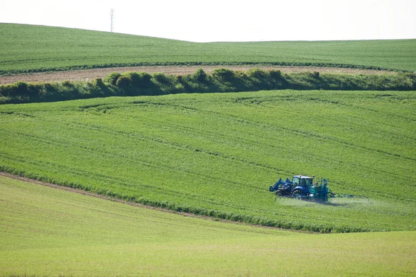 拖拉机在耕地施肥的鸟瞰图 — 图库照片