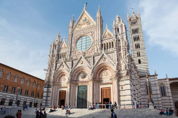 Güneşli bir günde Siena Katedrali 'nin önündeki turistler