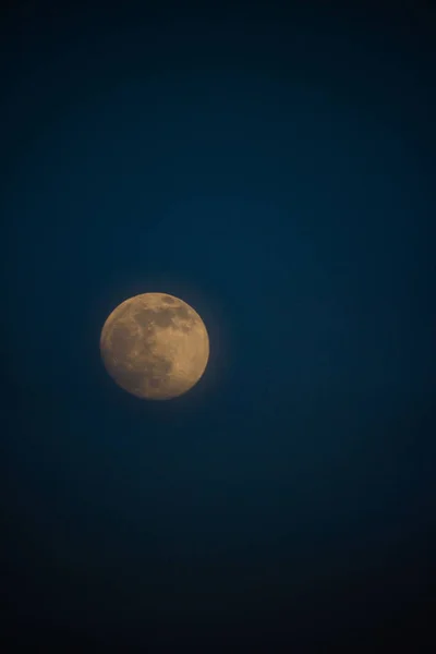 在夜空中垂直拍摄的满月 — 图库照片