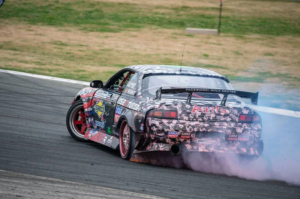 Nissan Silvia S14 pistte sürüklenen çıkartmalarla dolu