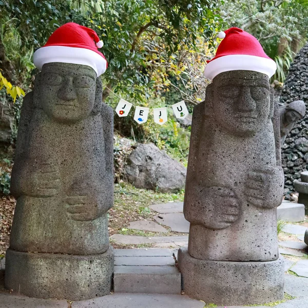 Duas Estátuas Religiosas Coreanas Com Chapéus Natal Ilha Jeju Coreia — Fotografia de Stock