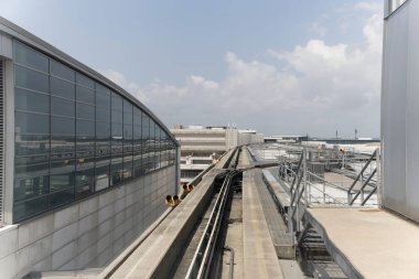 Mavi bulutlu arka planda bir açık hava tren terminali