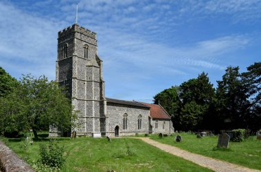 St. Peter ve St. Paul kilisesinin ve Pettistree 'deki kilise avlusunun mavi gökyüzüne karşı güzel bir görüntüsü.