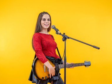 Stüdyoda fotoğraf için poz veren güzel beyaz bir kadın.