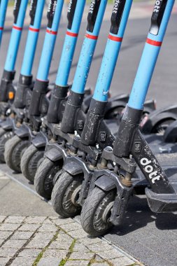 Poznan, Polonya 'da bir sıra elektrikli scooterın dikey yakın çekimi.