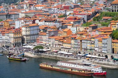 Güneşli bir günde Ribeira, Porto ve River 'ı seyrediyor. Yatay çekim