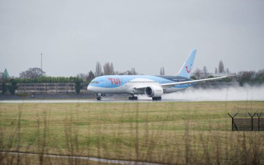 Bulutlu bir günde öğleden sonra uçmaya hazır bir TUI havayolları uçağı.