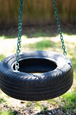 Yazın çocuklar oynasın diye arka bahçede eski bir lastik salıncak.
