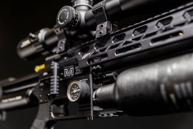 Siyah bir arkaplanda izole edilmiş FX çarpışmalı M3 hava tabancası.