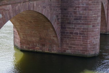 Karl Theodor 'un Heidelberg' deki taş köprüsünün kemeri.