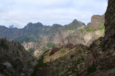 Portekiz, Madeira 'da Pico Ruivo ve Pico Arierio arasındaki kral patikası boyunca engebeli bir dağ manzarası.