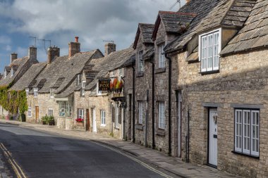 Batı Caddesi 'nde tarihi taş kulübeleri olan popüler bir köy.