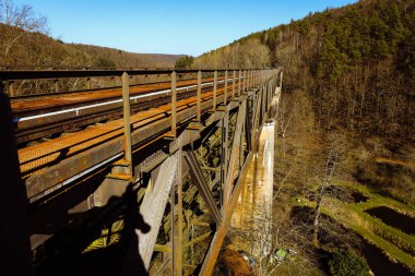 Almanya 'da Kaiserslautern yakınlarında terk edilmiş eski bir demiryolu köprüsüne yakın çekim