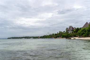 Bulutlu gökyüzünün altında güzel bir kumsal görüntüsü