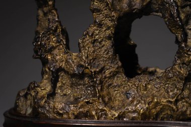 Masadaki güzel bir heykelin yakın çekimi.