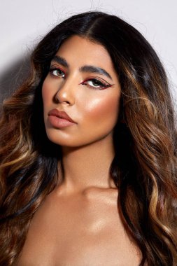 Stüdyoda makyajlı güzel bir Avustralyalı kadının dikey portresi.