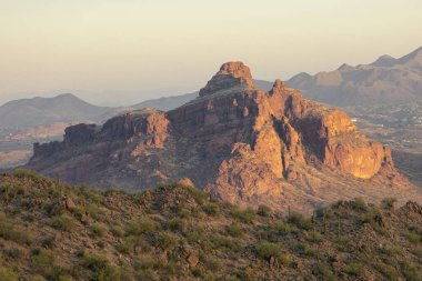 Parlak günbatımında kırsal bir alanda kaya oluşumunun manzarası