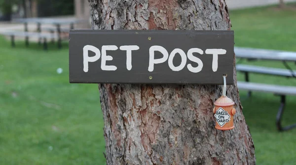 Pet Post Sign Little Doggy Hydrant Baggy Caddy Lake Manitoba — Stock Photo, Image