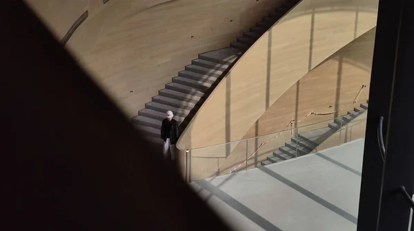 Uma Vista Engenheiro Nas Escadas Edifício — Fotografia de Stock