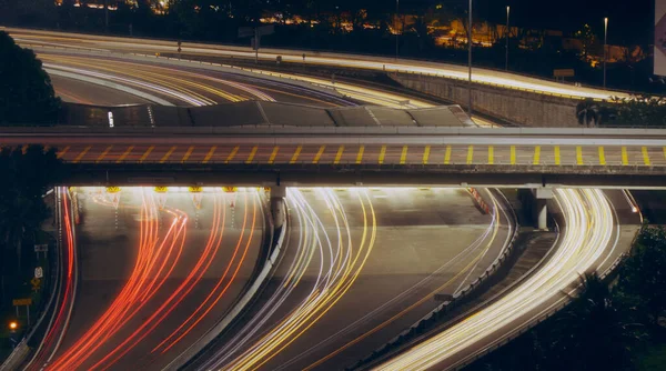 Eine Hochwinkelaufnahme Einer Asphaltierten Autobahn Beleuchtet Durch Ampeln Aufgenommen Langzeitbelichtung — Stockfoto