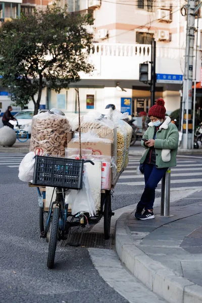 Tiro Vertical Uma Pessoa Lado Uma Bicicleta Cheia Alimentos Embalados — Fotografia de Stock
